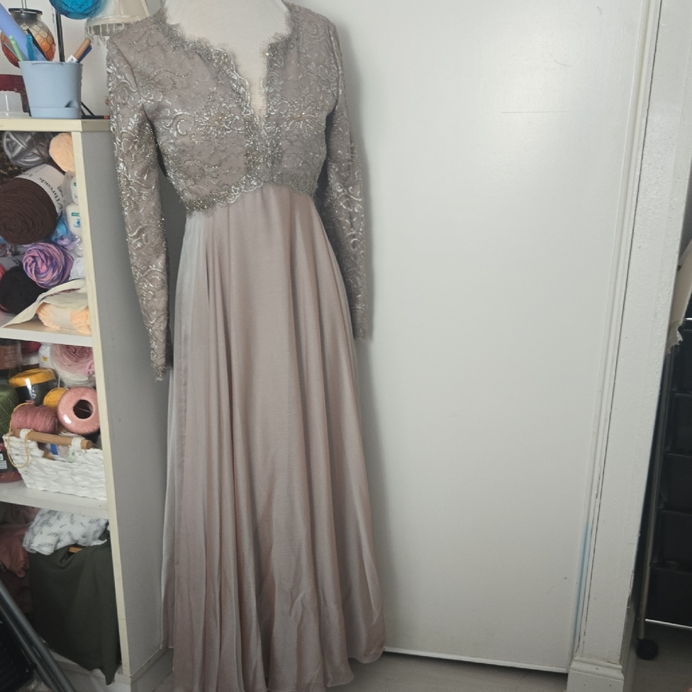 Victor Costa Elegant Gray Lace Long Sleeve Dress